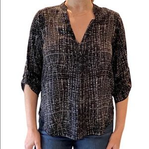 Black with white graphic detail top. 3/4 sleeves.